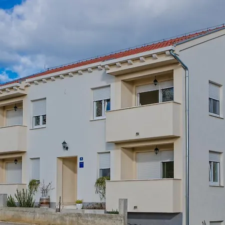 Leko Apartment *